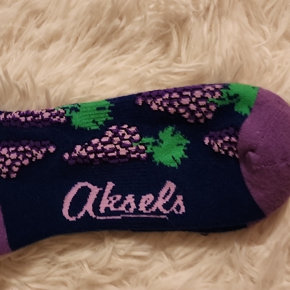 Aksels Purple and Green Grape Pattern Socks Brand New One Size Fits Most - Picture 4 of 5